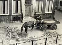 350226 Afbeelding van twee stratenmakers op een paard en wagen op de Kromme Nieuwegracht te Utrecht, tijdens de lunchpauze.